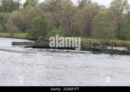 I soldati della riserva dell'esercito dalla 652nd Engineer Company lavorano insieme per attaccare i pezzi del ponte a nastro migliorato al fine di creare una piattaforma di attraversamento che può supportare più veicoli cingolati o gommati durante l'addestramento a Fort McCoy, Wis., 21 maggio 2021. L'addestramento permette a questo Hammond, Wis., basato l'unità di costruzione del ponte per diventare più competente nella costruzione dei punti di attraversamento per i convogli militari di veicoli gommati o cingolati. Foto Stock