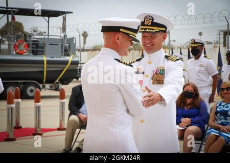 IMPERIAL BEACH, California (21 maggio 2021) il Capitano Allen Adkins, commodore uscente del Maritime Expeditionary Security Group (MESG) 1, si congratula con il Capitano Timothy Wilke, commodore entrante DI MESG-1, durante una cerimonia di cambio comando a bordo del Naval Outlying Landing Field Imperial Beach, California, 21 maggio 2021. La forza di sicurezza marittima (MESF) è una capacità marina centrale che rafforza la letalità delle acque blu proteggendo le infrastrutture portuali e portuali, garantendo beni di alto valore e dominando nelle litorali con operazioni di sicurezza marittima. Foto Stock