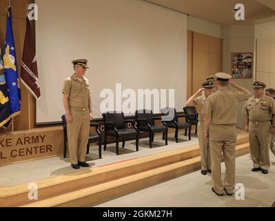 Il Capitano Gerald DeLong saluta il Capitano Adam Armstrong, comandante e presidente della Ricerca medica navale, mentre prende il timone alla Naval Medical Research Unit San Antonio (NAMRU-SA) cambio di cerimonia di comando, maggio 21. Il comando accolse DeLong e saluta il Capitano Andrew Vaughn durante la cerimonia. L'oratore ospite era Naval Medical Forces Pacific Commander posteriore ADM. Tim Weber (a sinistra) che ha la supervisione degli otto laboratori di ricerca di Navy Medicine, tra cui NAMRU-SA. Foto Stock