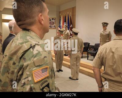 ADM posteriore. Tim Weber, comandante delle forze Mediche Navali del Pacifico, presenta il Capitano Andrew Vaughn con un premio Legion of Merit alla Naval Medical Research Unit di San Antonio (NAMRU-SA) cambio di comando, maggio 21. Durante la cerimonia, il comando ha accolto il comandante in arrivo, Capt. Gerald DeLong, e ha salutato il Capitano Andrew Vaughn. Weber, che ha la supervisione degli otto laboratori di ricerca di Navy Medicine, tra cui NAMRU-SA, è stato relatore ospite. Foto Stock