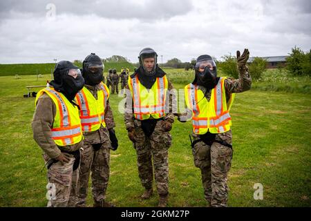 Sgt. Tecnico Brittany Lepchenske, a destra, 423esima Security Forces Squadron non commissionato ufficiale in carica di formazione, parla con Airmen della 423esima SFS prima di un esercizio Force-on-Force alla RAF Molesworth, Inghilterra, 21 maggio 2021. I difensori della 422d e della 423a SFS si sono riuniti per affinare le loro riprese, muoversi, comunicare tattiche mentre hanno risposto a diversi scenari volti ad affinare le loro abilità in situazioni di forza letale. Foto Stock