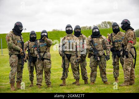 Gli airmen dello Squadrone delle forze di sicurezza della 422d discutono della strategia prima di un esercizio di forza-forza alla RAF Molesworth, Inghilterra, 21 maggio 2021. I difensori della 422d e della 423a SFS si sono riuniti per affinare le loro riprese, muoversi, comunicare tattiche mentre hanno risposto a diversi scenari volti ad affinare le loro abilità in situazioni di forza letale. Foto Stock