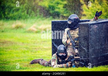 Gli airman del 423esimo Squadrone delle forze di sicurezza scansionano il loro perimetro durante un esercizio di forza-forza al RAF Molesworth, Inghilterra, 21 maggio 2021. I difensori della 422d e della 423a SFS si sono riuniti per affinare le loro riprese, muoversi, comunicare tattiche mentre hanno risposto a diversi scenari volti ad affinare le loro abilità in situazioni di forza letale. Foto Stock