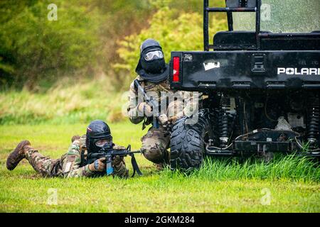 Gli airman del 423esimo Squadrone delle forze di sicurezza scansionano il loro perimetro durante un esercizio di forza-forza al RAF Molesworth, Inghilterra, 21 maggio 2021. I difensori della 422d e della 423a SFS si sono riuniti per affinare le loro riprese, muoversi, comunicare tattiche mentre hanno risposto a diversi scenari volti ad affinare le loro abilità in situazioni di forza letale. Foto Stock