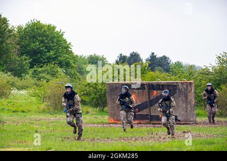 Gli airman del 423esimo Squadrone delle forze di sicurezza, avanzano la loro posizione durante un esercizio di forza sulla forza al RAF Molesworth, Inghilterra, 21 maggio 2021. I difensori della 422d e della 423a SFS si sono riuniti per affinare le loro riprese, muoversi, comunicare tattiche mentre hanno risposto a diversi scenari volti ad affinare le loro abilità in situazioni di forza letale. Foto Stock