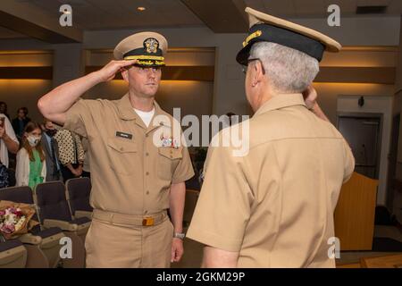 Gerald DeLong saluta il capitano della Marina degli Stati Uniti Adam Armstrong, comandante del Naval Medical Research Center, Medical Corps, come assume il comando della Naval Medical Research Unit-San Antonio durante una cerimonia di cambio comando al Brooke Army Medical Center, Joint base San Antonio-Fort Sam Houston, Texas, 21 maggio, 2021. La missione di NAMRU-SA è quella di condurre l'assistenza contro le vittime di combattimenti, il craniofacciale e la ricerca energetica diretta per migliorare la sopravvivenza, la prontezza operativa e la sicurezza del personale del Dipartimento della Difesa impegnato in operazioni di routine e spedizione. Foto Stock