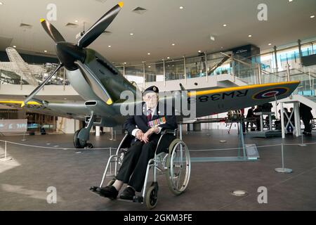 Norman Lewis, un veterano di Dunkirk di 102 anni di uno Spitfire ricondizionato, si presentò come il nuovo pezzo centrale del Potteries Museum and Art Gallery a Stoke-on-Trent, Staffordshire, nella galleria costruita con il vetro. L'aereo è stato completamente restaurato in un progetto biennale da parte di esperti del Kent. Fu donata a Stoke-on-Trent nel 1972 in riconoscimento dei suoi legami con ingegnere aeronautico e designer dello Spitfire, Reginald Mitchell. Data foto: Lunedì 13 settembre 2021. Foto Stock