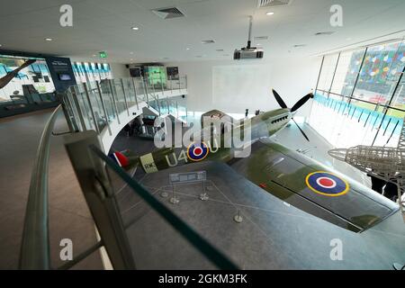 Uno Spitfire ricondizionato viene presentato come il nuovo pezzo centrale del Potteries Museum and Art Gallery a Stoke-on-Trent, Staffordshire, nella galleria costruita con facciata in vetro. L'aereo è stato completamente restaurato in un progetto biennale da parte di esperti del Kent. Fu donata a Stoke-on-Trent nel 1972 in riconoscimento dei suoi legami con ingegnere aeronautico e designer dello Spitfire, Reginald Mitchell. Data foto: Lunedì 13 settembre 2021. Foto Stock