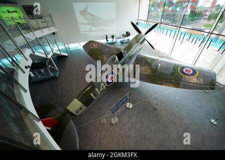 Uno Spitfire ricondizionato viene presentato come il nuovo pezzo centrale del Potteries Museum and Art Gallery a Stoke-on-Trent, Staffordshire, nella galleria costruita con facciata in vetro. L'aereo è stato completamente restaurato in un progetto biennale da parte di esperti del Kent. Fu donata a Stoke-on-Trent nel 1972 in riconoscimento dei suoi legami con ingegnere aeronautico e designer dello Spitfire, Reginald Mitchell. Data foto: Lunedì 13 settembre 2021. Foto Stock