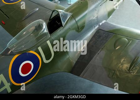 Uno Spitfire ricondizionato viene presentato come il nuovo pezzo centrale del Potteries Museum and Art Gallery a Stoke-on-Trent, Staffordshire, nella galleria costruita con facciata in vetro. L'aereo è stato completamente restaurato in un progetto biennale da parte di esperti del Kent. Fu donata a Stoke-on-Trent nel 1972 in riconoscimento dei suoi legami con ingegnere aeronautico e designer dello Spitfire, Reginald Mitchell. Data foto: Lunedì 13 settembre 2021. Foto Stock