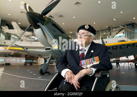 Norman Lewis, un veterano di Dunkirk di 102 anni di uno Spitfire ricondizionato, si presentò come il nuovo pezzo centrale del Potteries Museum and Art Gallery a Stoke-on-Trent, Staffordshire, nella galleria costruita con il vetro. L'aereo è stato completamente restaurato in un progetto biennale da parte di esperti del Kent. Fu donata a Stoke-on-Trent nel 1972 in riconoscimento dei suoi legami con ingegnere aeronautico e designer dello Spitfire, Reginald Mitchell. Data foto: Lunedì 13 settembre 2021. Foto Stock