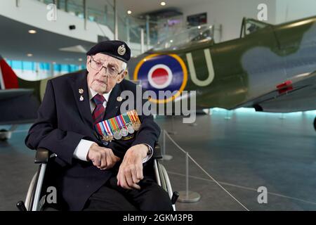 Norman Lewis, un veterano di Dunkirk di 102 anni di uno Spitfire ricondizionato, si presentò come il nuovo pezzo centrale del Potteries Museum and Art Gallery a Stoke-on-Trent, Staffordshire, nella galleria costruita con il vetro. L'aereo è stato completamente restaurato in un progetto biennale da parte di esperti del Kent. Fu donata a Stoke-on-Trent nel 1972 in riconoscimento dei suoi legami con ingegnere aeronautico e designer dello Spitfire, Reginald Mitchell. Data foto: Lunedì 13 settembre 2021. Foto Stock