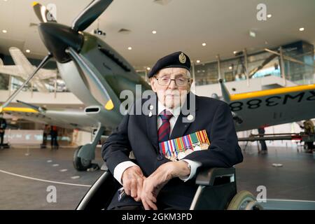 Norman Lewis, un veterano di Dunkirk di 102 anni di uno Spitfire ricondizionato, si presentò come il nuovo pezzo centrale del Potteries Museum and Art Gallery a Stoke-on-Trent, Staffordshire, nella galleria costruita con il vetro. L'aereo è stato completamente restaurato in un progetto biennale da parte di esperti del Kent. Fu donata a Stoke-on-Trent nel 1972 in riconoscimento dei suoi legami con ingegnere aeronautico e designer dello Spitfire, Reginald Mitchell. Data foto: Lunedì 13 settembre 2021. Foto Stock