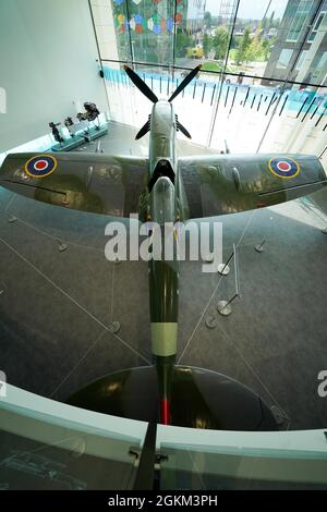 Uno Spitfire ricondizionato viene presentato come il nuovo pezzo centrale del Potteries Museum and Art Gallery a Stoke-on-Trent, Staffordshire, nella galleria costruita con facciata in vetro. L'aereo è stato completamente restaurato in un progetto biennale da parte di esperti del Kent. Fu donata a Stoke-on-Trent nel 1972 in riconoscimento dei suoi legami con ingegnere aeronautico e designer dello Spitfire, Reginald Mitchell. Data foto: Lunedì 13 settembre 2021. Foto Stock