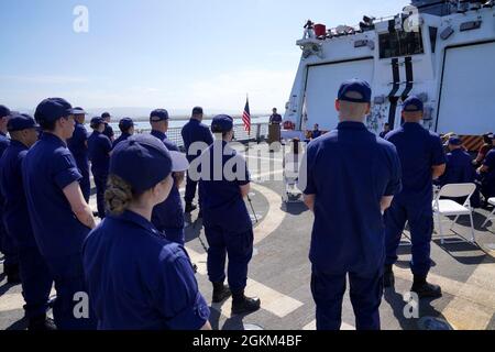 Il Capitano Bob Little, comandante della Guardia Costiera Cutter Stratton (WMSL 752), parla all'equipaggio durante la cerimonia di cambio di comando di Stratton, tenutasi a bordo mentre è ancorato nella baia di San Francisco, il 22 maggio 2021. La cerimonia del cambio di comando è una tradizione militare storica che rappresenta il trasferimento formale di autorità e responsabilità per un'unità da un ufficiale comandante a un altro e rafforza la continuità del comando fornendo l'opportunità di celebrare i risultati dell'equipaggio. Foto Stock