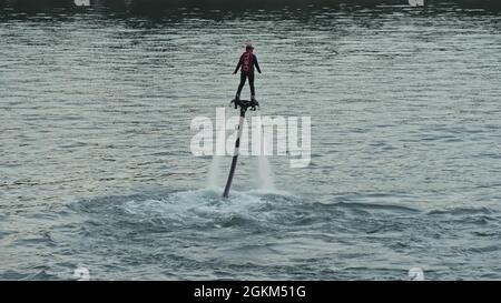 Irkutsk, Russia - 3 agosto 2019: Baikal Jet Fest, BJF. Bambino che posa al flyboard sport estremo dell'acqua. Fly board, surf. Flyboarding e seding. Foto Stock