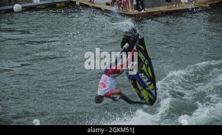 Irkutsk, Russia - 3 agosto 2019: Baikal Jet Fest, BJF. Freestyle jet ski trick backflip, cilindro roll, 360, superman, sottomarino. Moto lento moto jet ski. Foto Stock