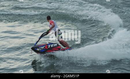 Irkutsk, Russia - 3 agosto 2019: Baikal Jet Fest, BJF. Freestyle jet ski trick backflip, cilindro roll, 360, superman, sottomarino. Moto lento moto jet ski. Foto Stock