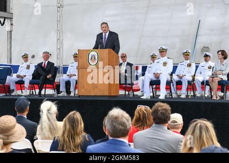 210522-N-SB299-1551 MOBILE, Ala. (22 maggio 2021) – l’onorevole James Geurts, che svolge le funzioni del Sottosegretario della Marina, emette osservazioni durante la cerimonia di commissionamento di USS Mobile (LCS 26). Mobile è la tredicesima nave da combattimento litoranea variante Indipendenza della Marina. Foto Stock