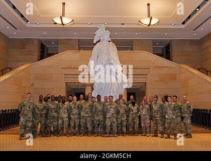 Soldati e Airmen statunitensi con la Guardia Nazionale del Massachusetts posano per una foto di gruppo nell'edificio del Campidoglio degli Stati Uniti a Washington, D.C., 21 maggio 2021. La Guardia Nazionale è stata invitata a continuare a sostenere le forze dell'ordine federali con sicurezza, comunicazioni, evacuazione medica, logistica e supporto alla sicurezza per le agenzie statali, distrettuali e federali fino alla metà di maggio. Foto Stock