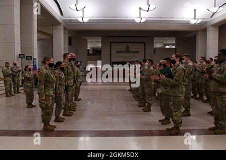 Soldati e Airmen statunitensi con la Guardia Nazionale del Massachusetts sono riconosciuti durante una cerimonia combinata di promozione e di premiazione presso l'edificio del Campidoglio degli Stati Uniti a Washington, D.C., 21 maggio 2021. La Guardia Nazionale è stata invitata a continuare a sostenere le forze dell'ordine federali con sicurezza, comunicazioni, evacuazione medica, logistica e supporto alla sicurezza per le agenzie statali, distrettuali e federali fino alla metà di maggio. Foto Stock