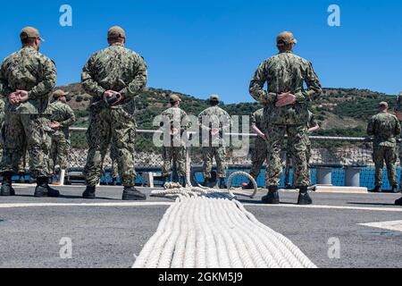 SOUDA BAY, Grecia (22 maggio 2021) – marinai assegnati al cacciatorpediniere missilistico guidato di classe Arleigh Burke USS Laboon (DDG 58) man the Rails come Laboon arriva a Souda Bay, Grecia, 22 maggio 2021. Laboon è in fase di dispiegamento di routine nell'area delle operazioni della Sesta flotta degli Stati Uniti a sostegno degli interessi e della sicurezza nazionali degli Stati Uniti in Europa e Africa. Foto Stock