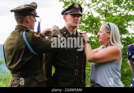 Classe del 2021 Cadet e il nuovo 2o Lt. Tully Boylan si trova al centro dei suoi genitori, il col. Gregory Boylan (a sinistra), l'ufficiale esecutivo del Sovrintendente, e Colleen Boylan (a destra), mentre inchiodano le seconde barre tenenti sulle spalle di Tully dopo la cerimonia di laurea del 2021 il sabato a West Point. Tully commissionando in officership lo rende un puntatore di terza generazione di West all'interno del lignaggio della famiglia Boylan. È anche un Infantryman di terza generazione, e sarà un "Diavolo in pantaloni baggy" di terza generazione nel 504o Regiment di fanteria paracadutista nella 82o Divisione Airborne — un regime Foto Stock