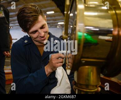 OCEANO PACIFICO (23 maggio 2021) – U.S. Navy Boatswains Mate 3rd Class Brandon Simpson, di Gainsville, Fl., brilla il cerimoniale lee Helm a bordo della portaerei USS Theodore Roosevelt (CVN 71), 23 maggio 2021. Il gruppo Theodore Roosevelt Carrier Strike è in fase di implementazione programmata che conduce operazioni di routine nella terza flotta statunitense. Foto Stock