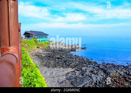 Vista sulla splendida spiaggia del vulcano e il mare a Jeju. Foto Stock