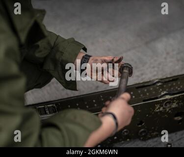 OCEANO PACIFICO (23 maggio 2021) U.S. Marine Corps CPL. Sarah Benson, un tecnico dell'aviazione con Marine Attack Squadron (VMA) 214, 11th Marine Expeditionary Unit (MEU), esegue la manutenzione ordinaria sulle attrezzature di aeromobili a bordo della nave da assalto anfibio USS Essex (LHD 2), maggio 23. Marines e marinai dell'XI MEU e Essex Amphibious Ready Group (ARG) stanno conducendo un addestramento integrato al largo delle coste della California meridionale. Foto Stock