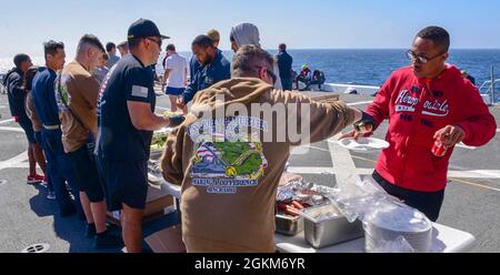 210523-N-MT581-1758 OCEANO PACIFICO (maggio. 23, 2021) i marinai del molo di trasporto anfibio USS John P. Murtha (LPD 26) e Midshipmen dell'Accademia Navale degli Stati Uniti partecipano ad un picnic di spiaggia di acciaio, maggio 23. John P. Murtha sta conducendo operazioni di routine nella terza flotta degli Stati Uniti. Foto Stock