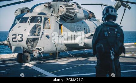 OCEANO PACIFICO (23 maggio 2021) Marines USA con Marine Medium Tiltrotor Squadron (VMM) 165 (rinforzato), 11th Marine Expeditionary Unit (MEU), condurre controlli pre-light per un CH-53E Super Stallion a bordo del molo di trasporto anfibio USS Portland (LPD 27), maggio 23. Marines e marinai dell'XI MEU e dell'Essex Amphibious Ready Group (ARG) stanno conducendo allenamenti di routine al largo delle coste della California meridionale. Foto Stock