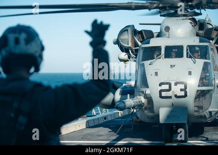 OCEANO PACIFICO (23 maggio 2021) Marines USA con Marine Medium Tiltrotor Squadron (VMM) 165 (rinforzato), 11th Marine Expeditionary Unit (MEU), prepararsi ad impegnare i rotori di un CH-53E Super Stallion a bordo del molo di trasporto anfibio USS Portland (LPD 27), maggio 23. Marines e marinai dell'XI MEU e dell'Essex Amphibious Ready Group (ARG) stanno conducendo allenamenti di routine al largo delle coste della California meridionale. Foto Stock