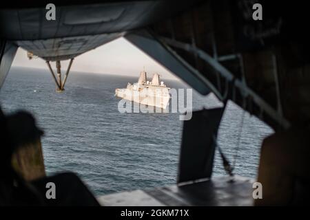 OCEANO PACIFICO (23 maggio 2021) la nave da trasporto anfibio della Marina degli Stati Uniti USS Portland (LPD 27) naviga nell'Oceano Pacifico, maggio 23. Marines e marinai dell'XI Marine Expeditionary Unit (MEU) e Essex Amphibious Ready Group (ARG) stanno conducendo un addestramento integrato al largo delle coste della California meridionale. Foto Stock