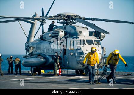 OCEANO PACIFICO (23 maggio 2021) Marines USA con Marine Medium Tiltrotor Squadron (VMM) 165 (rinforzato), 11th Marine Expeditionary Unit (MEU), prepararsi ad avviare il motore di un CH-53E Super Stallion a bordo del molo di trasporto anfibio USS Portland (LPD 27), maggio 23. Marines e marinai dell'XI MEU e dell'Essex Amphibious Ready Group (ARG) stanno conducendo allenamenti di routine al largo delle coste della California meridionale. Foto Stock