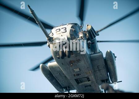 OCEANO PACIFICO (23 maggio 2021) Marines USA con Marine Medium Tiltrotor Squadron (VMM) 165 (rinforzato), 11th Marine Expeditionary Unit (MEU), decollo dal ponte di volo del molo di trasporto anfibio USS Portland (LPD 27), maggio 23. Marines e marinai dell'XI MEU e dell'Essex Amphibious Ready Group (ARG) stanno conducendo allenamenti di routine al largo delle coste della California meridionale. Foto Stock