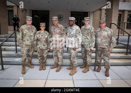 Mark H. Landes, terzo da sinistra, comandante Generale della prima Divisione Esercito Est, insieme a, da sinistra a destra, Briga. Gen. Patrick M. Kennedy, Comandante, Guardia Nazionale aerea del New Jersey; col. Lisa J. Hou D.O., Adjutant Generale provvisorio; comando dello Stato del New Jersey Sgt. Maj. Earnest Williams; il col. Timothy A. Coakley, direttore entrante del Joint staff, Guardia Nazionale del New Jersey, e il responsabile del comando del New Jersey, Chief Warrant Officer 5 Frank R. Albanese Jr., hanno la loro foto scattata al New Jersey Department of Military and Veterans Affairs, Lawrenceville, N.J., M. Foto Stock