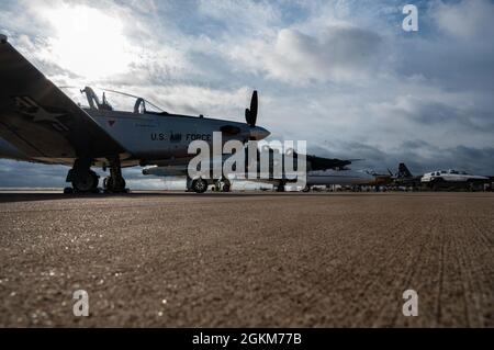 Sei racconti storici di ogni Air Frame T-1A Jayhawks, tre T-38 Talons e due T-6A Texan II della base dell'aeronautica di Laughlin, Texas, posano sulla linea di volo, il 24 maggio 2021. Le code del patrimonio sono dipinte per rappresentare e mostrare la storia dei squadroni a cui sono assegnati. Foto Stock