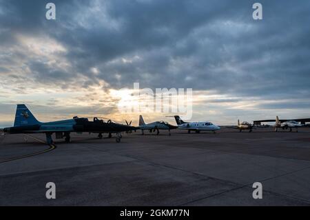 Sei racconti storici di ogni Air Frame T-1A Jayhawks, tre T-38 Talons e due T-6A Texan II della base dell'aeronautica di Laughlin, Texas, posano sulla linea di volo, il 24 maggio 2021. Le code del patrimonio sono dipinte per rappresentare e mostrare la storia dei squadroni a cui sono assegnati. Foto Stock