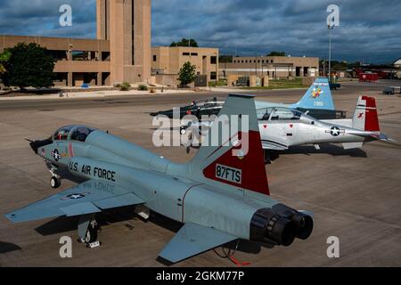 Sei racconti storici di ogni Air Frame T-1A Jayhawks, tre T-38 Talons e due T-6A Texan II della base dell'aeronautica di Laughlin, Texas, posano sulla linea di volo, il 24 maggio 2021. Le code del patrimonio sono dipinte per rappresentare e mostrare la storia dei squadroni a cui sono assegnati. Foto Stock