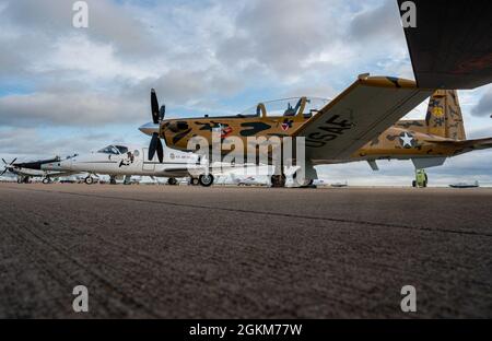 Sei racconti storici di ogni Air Frame T-1A Jayhawks, tre T-38 Talons e due T-6A Texan II della base dell'aeronautica di Laughlin, Texas, posano sulla linea di volo, il 24 maggio 2021. Le code del patrimonio sono dipinte per rappresentare e mostrare la storia dei squadroni a cui sono assegnati. Foto Stock