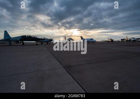 Sei racconti storici di ogni Air Frame T-1A Jayhawks, tre T-38 Talons e due T-6A Texan II della base dell'aeronautica di Laughlin, Texas, posano sulla linea di volo, il 24 maggio 2021. Le code del patrimonio sono dipinte per rappresentare e mostrare la storia dei squadroni a cui sono assegnati. Foto Stock