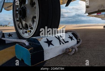 Sei racconti storici di ogni Air Frame T-1A Jayhawks, tre T-38 Talons e due T-6A Texan II della base dell'aeronautica di Laughlin, Texas, posano sulla linea di volo, il 24 maggio 2021. Le code del patrimonio sono dipinte per rappresentare e mostrare la storia dei squadroni a cui sono assegnati. Foto Stock