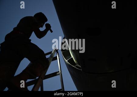 US Air Force Senior Airman Narciso Lopez, 96esimo Aircraft Maintenance Unit Aerospace propulsion journeyman esegue un'ispezione di uscita su un B-52H che supporta le operazioni strategiche della Bomber Task Force in Europa, 24 maggio 2021. Gli Stati Uniti si impegnano a rispettare i nostri impegni in materia di sicurezza nei confronti dell'alleanza NATO e dei nostri partner globali. Foto Stock