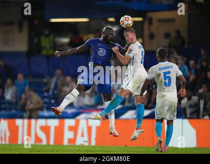 Londra, Regno Unito. 14 settembre 2021. Romelu Lukaku di Chelsea & Dmitri Chistyakov di Zenit St Petersburg durante la partita di gruppo UEFA Champions League tra Chelsea e Zenit St Petersburg a Stamford Bridge, Londra, Inghilterra, il 14 settembre 2021. Foto di Andy Rowland. Credit: Prime Media Images/Alamy Live News Foto Stock