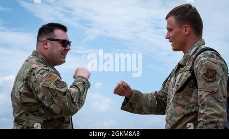 Gli airman della seconda ala della Bomba sono accolti dal Colon. Mark Dmytryszyn, secondo comandante della BW, al ritorno alla base dell'aeronautica militare di Barksdale, Louisiana, 24 maggio 2021, dopo un dispiegamento della Bomber Task Force alla base dell'aeronautica militare Andersen, Guam. Il BTF ha portato i bombardieri di stratofortress B-52H e il secondo BW Airmen al teatro Indo-Pacific per testare la loro capacità di integrare e operare da una posizione avanzata. Foto Stock