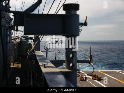 OCEANO PACIFICO (24 maggio 2021) un elicottero MH-60 Sea Hawk assegnato agli 'Indians' di Helicopter Sea Combat Squadron (HSC) 6 consegna munizioni al ponte di volo della portaerei USS Abraham Lincoln (CVN 72) durante un carico di munizioni. Abraham Lincoln sta conducendo un carico di munizioni nell'area di operazioni della terza flotta degli Stati Uniti. Foto Stock