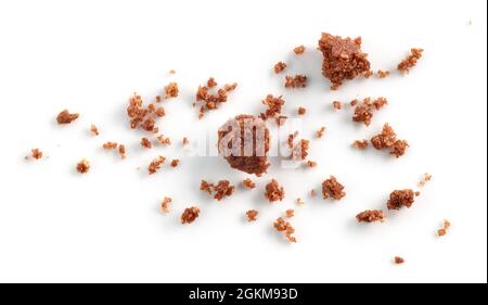 biscotti al cioccolato briciole macro isolato su sfondo bianco, vista dall'alto Foto Stock