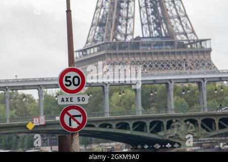 Sulla strada sul lato della Senna, un cartello che indica una zona di limitazione della velocità di 50 chilometri all'ora nonostante la limitazione di 30 km/h che è stata applicata dal sindaco di Parigi all'inizio di settembre 2021. Parigi, Francia, 14 settembre 2021. Foto di Daniel Derajinski/ABACAPRESS.COM Foto Stock