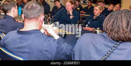 210524-N-MT581-1405 OCEANO PACIFICO (MAGGIO. 24, 2021) i Midshipmen dell'Accademia Navale degli Stati Uniti incontrano i responsabili del dipartimento della nave portuale di trasporto anfibio USS John P. Murtha (LPD 26) durante una sessione di domande e risposte, maggio 24. John P. Murtha sta attualmente conducendo operazioni di formazione di routine nella terza flotta degli Stati Uniti. Foto Stock